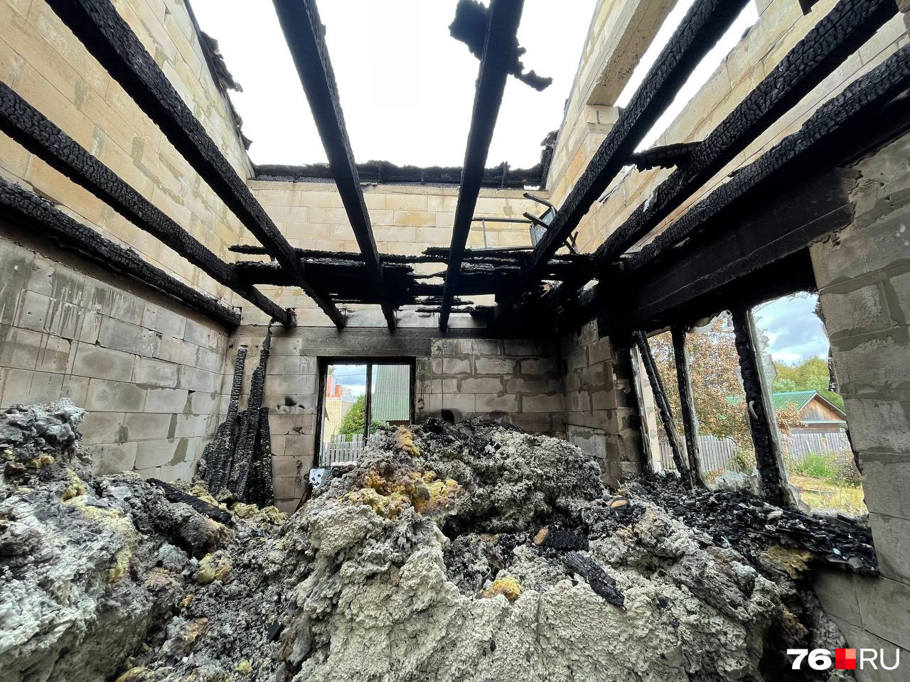 Во время пожара крыша и второй этаж рухнули вниз