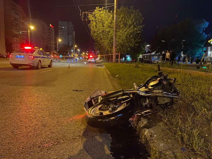 Водитель мотоцикла скончался на месте аварии
