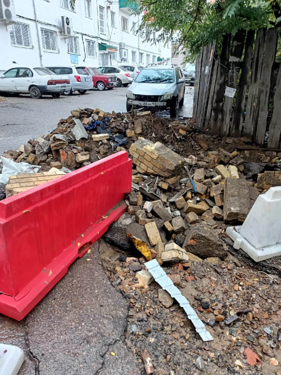 Яму на Николая Островского, 20 засыпали мусором и кирпичами