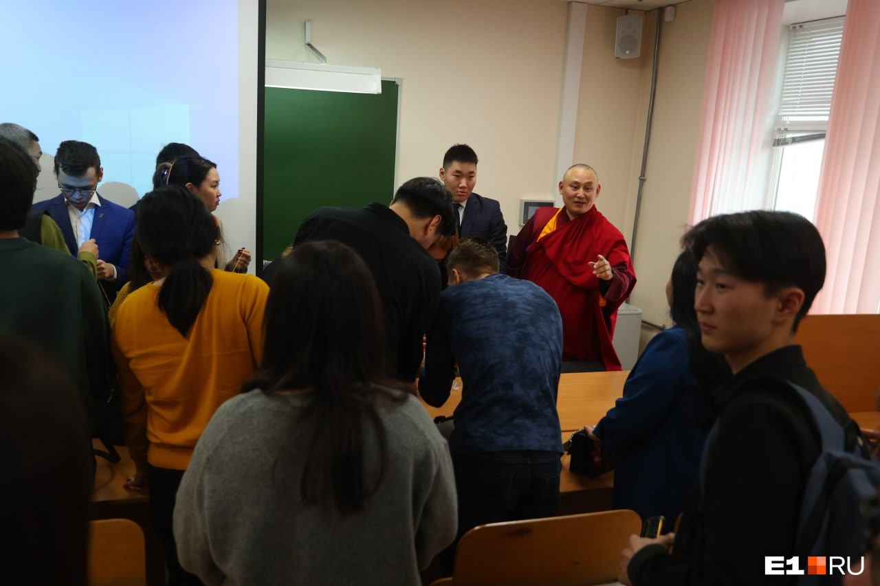 Легцок Дарижапов пообщался со студентами. Один из них в конце лекции изъявил желание стать буддистом
