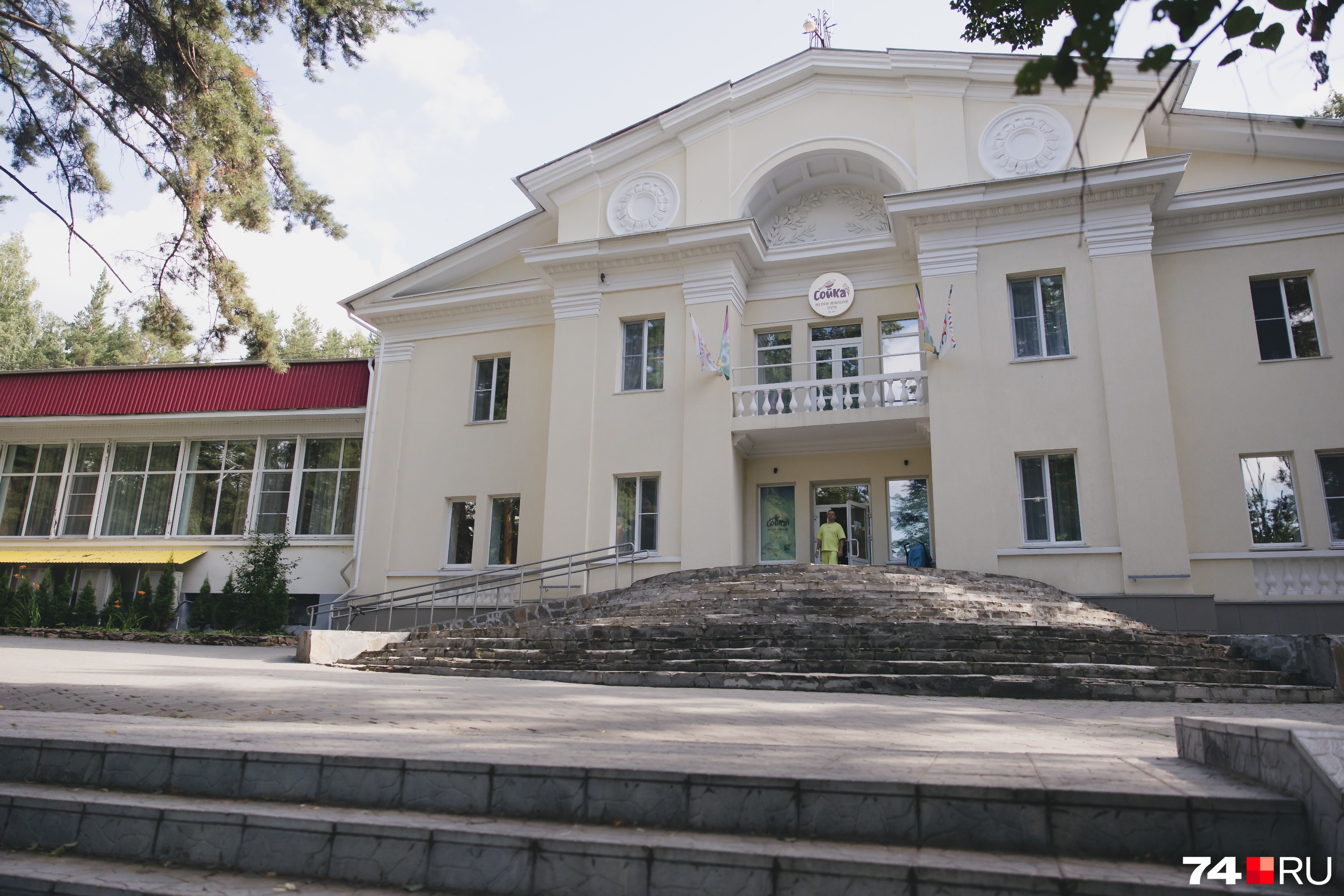 В этом году челябинский курорт впервые рискнул сделать настоящий all inclusive, включая спиртное. И никто из гостей не упал лицом в салат В этом году челябинский курорт впервые рискнул сделать настоящий all inclusive, включая спиртное. И никто из гостей не упал лицом в салат