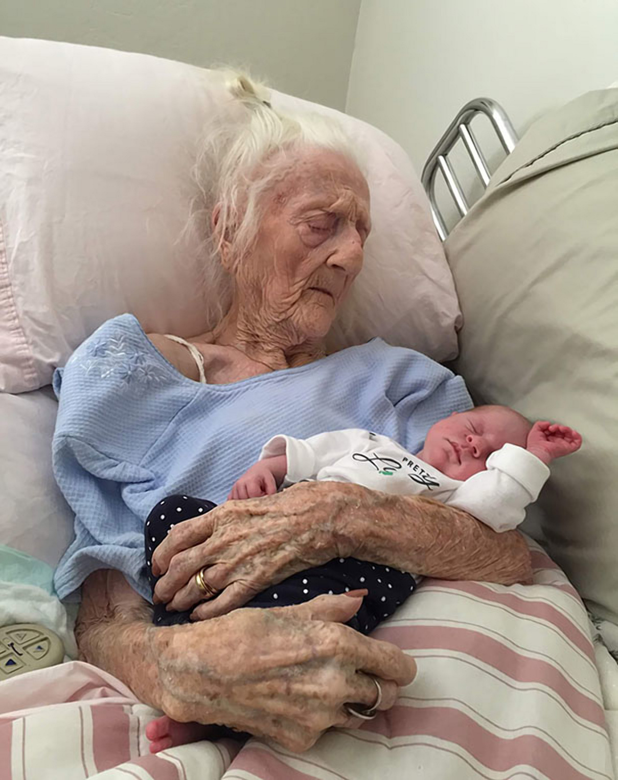 Дожила до 100 лет и наконец увидела правнука