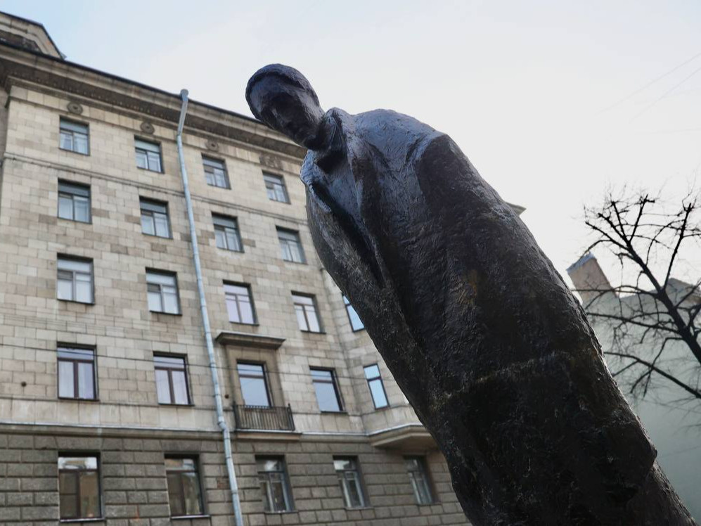 Петербуржцы пригляделись к открытому два дня назад памятнику Блоку. И ошалели от эстетического эффекта