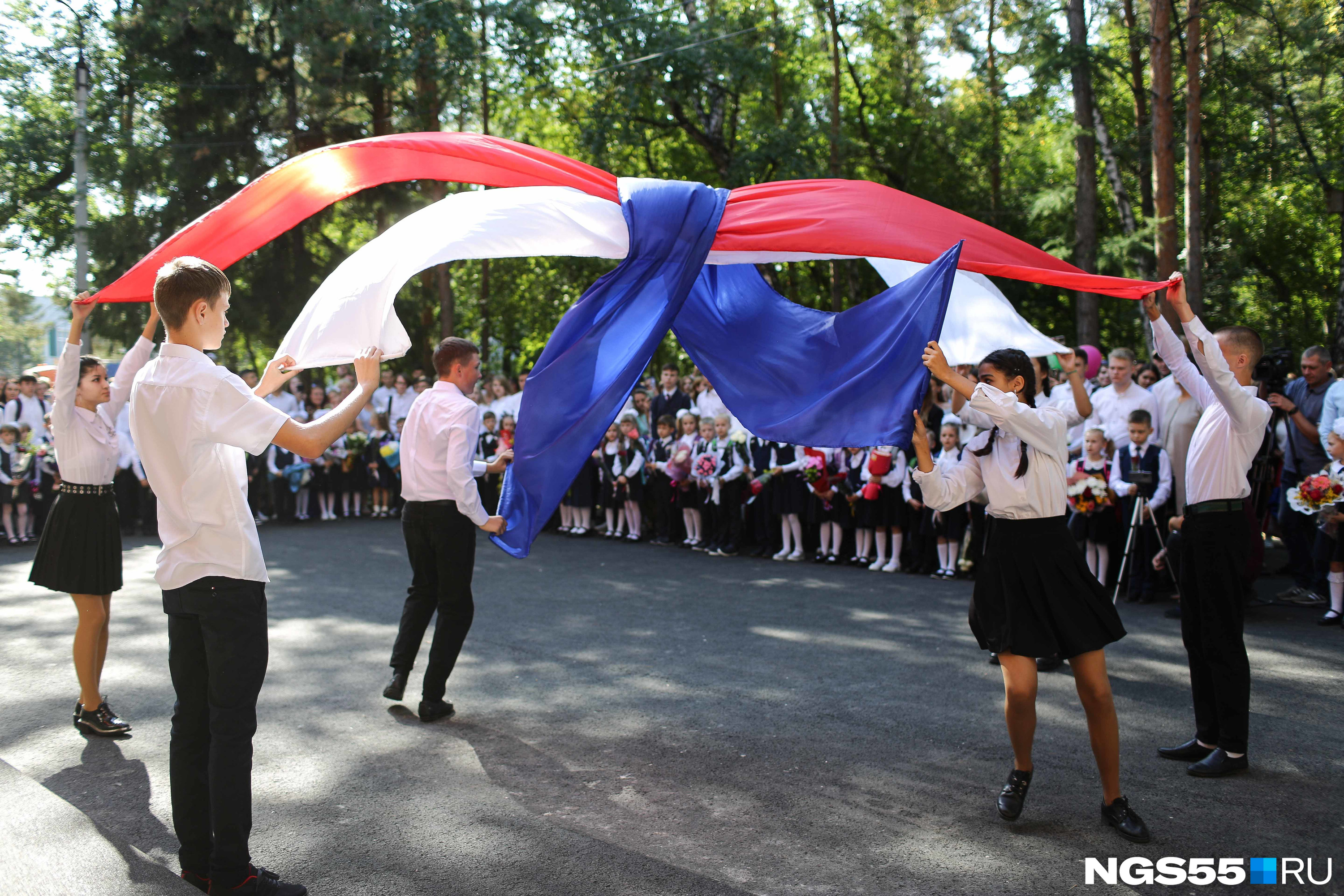 Ко Дню знаний школьники поставили танец с лентами цвета российского флага