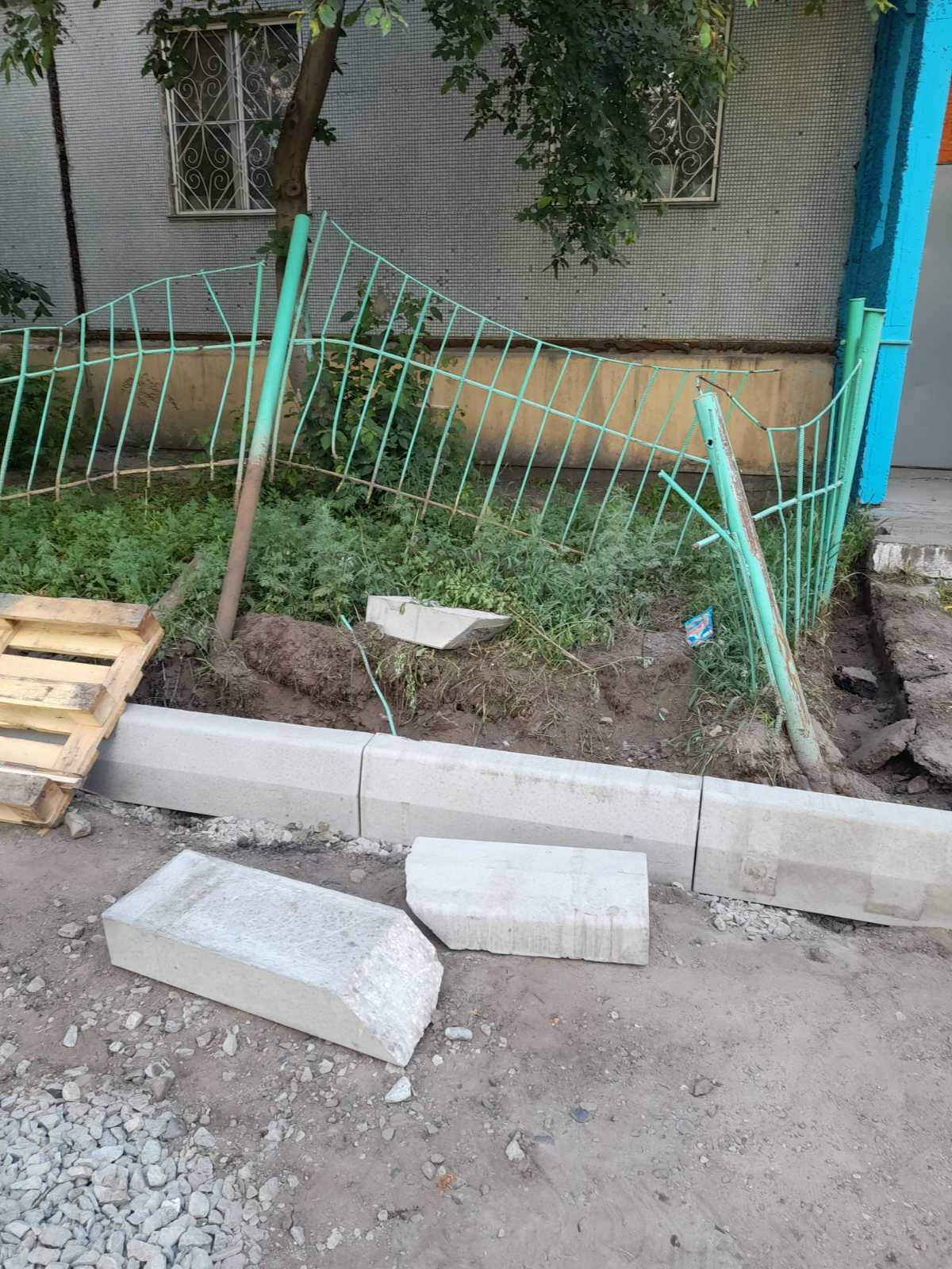 Забор помешал новым бордюрам Забор помешал новым бордюрам
