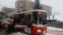 В Кировском районе снегоуборочный трактор врезался в трамвай