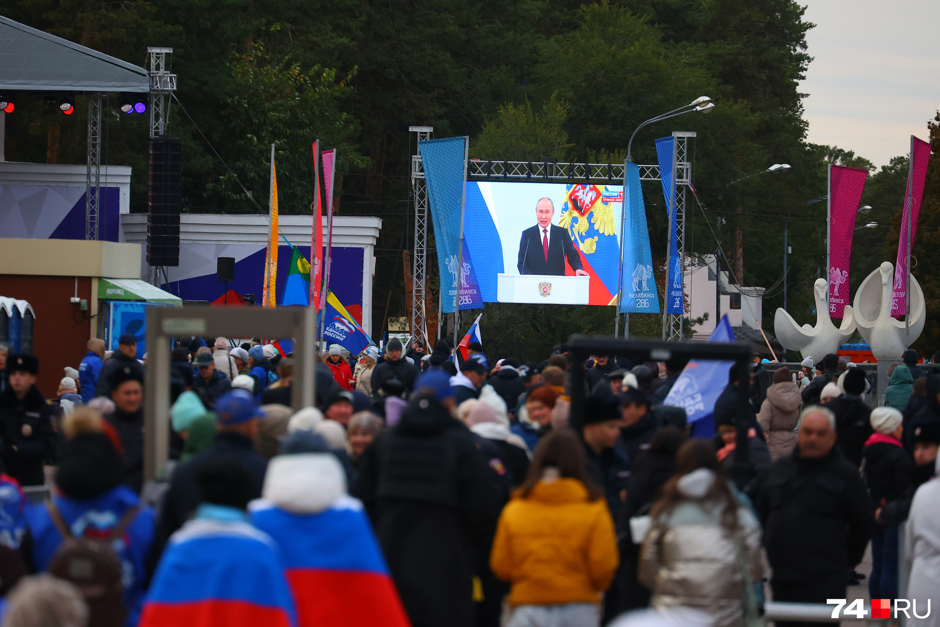 Митинг-концерт с участием Вики Цыгановой в поддержку референдумов прошел в  Челябинске: фоторепортаж - 30 сентября 2022 - 74.ru