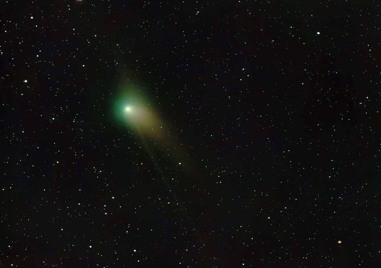Новосибирец сфотографировал одну из ярчайших комет года — ради снимка он чуть не отморозил пальцы