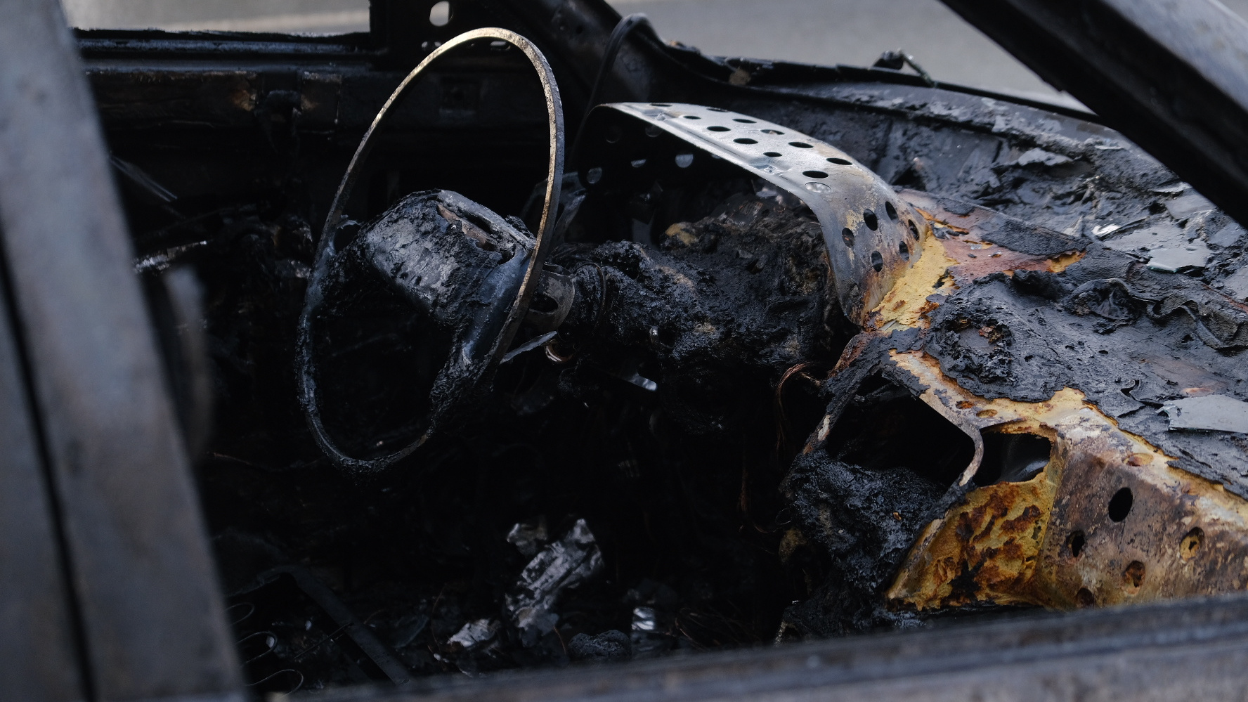 Пожар в Лесной Поляне: иномарка сгорела в спальном районе Кемерова