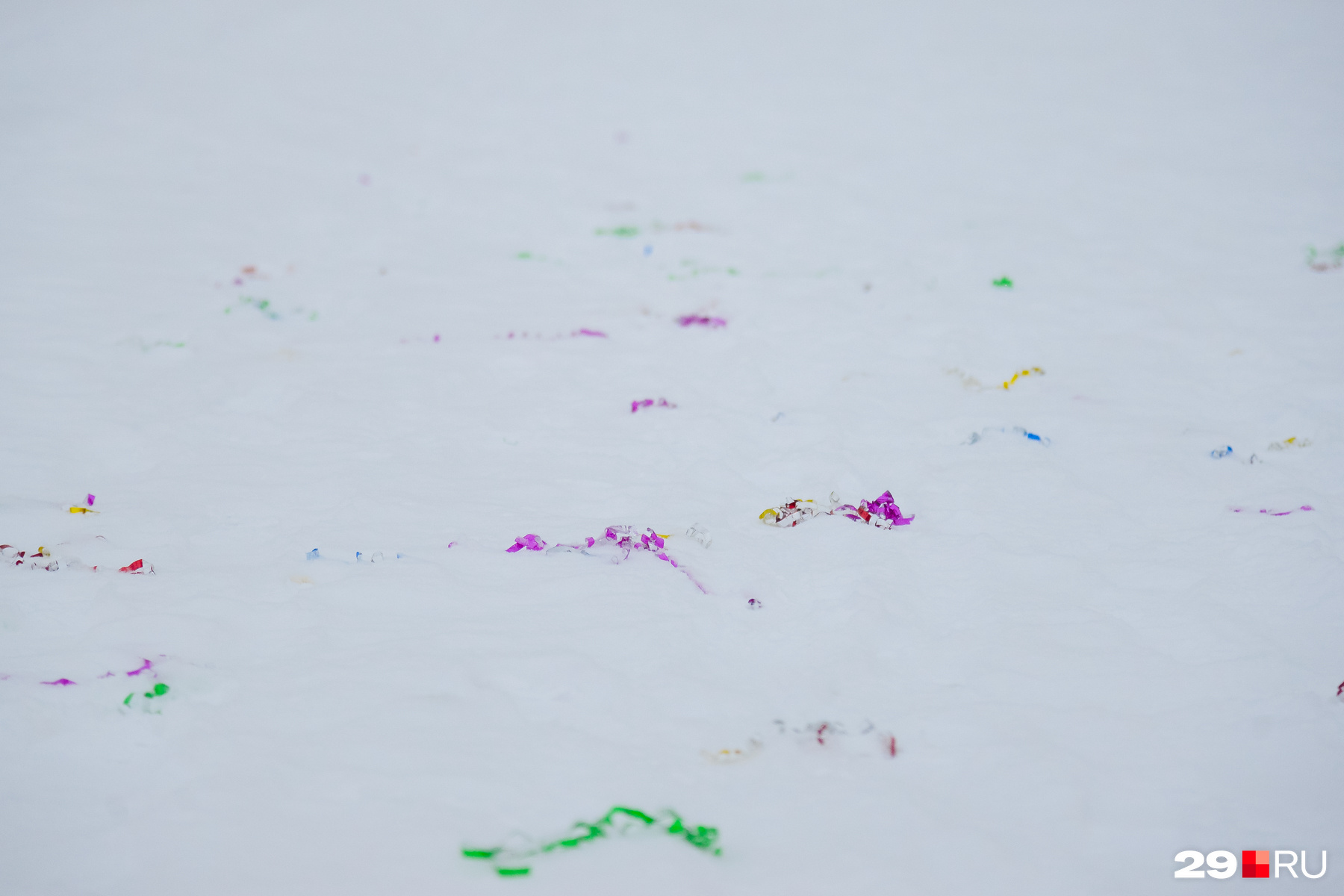 Только следы праздника остались — серпантин припорошило снегом знатно