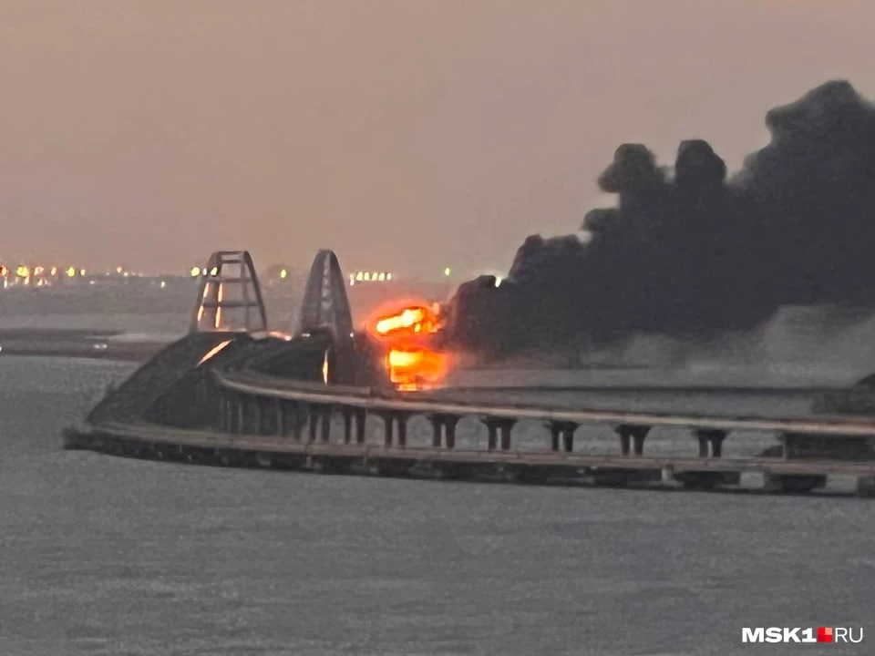 В 6 утра загорелся Крымский мост