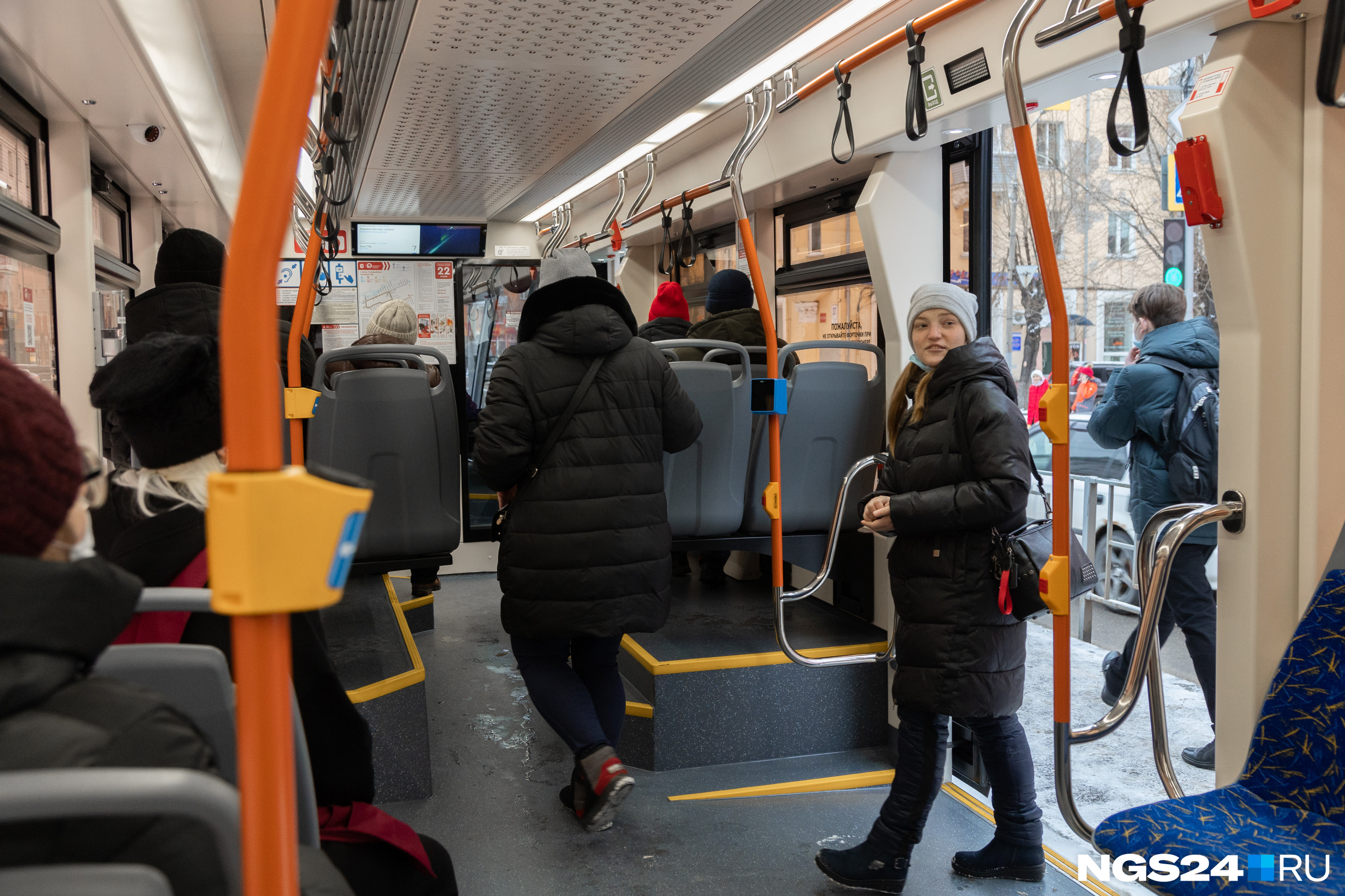Пассажиры заходят в трамваи, как в музей — всё внимательно рассматривают