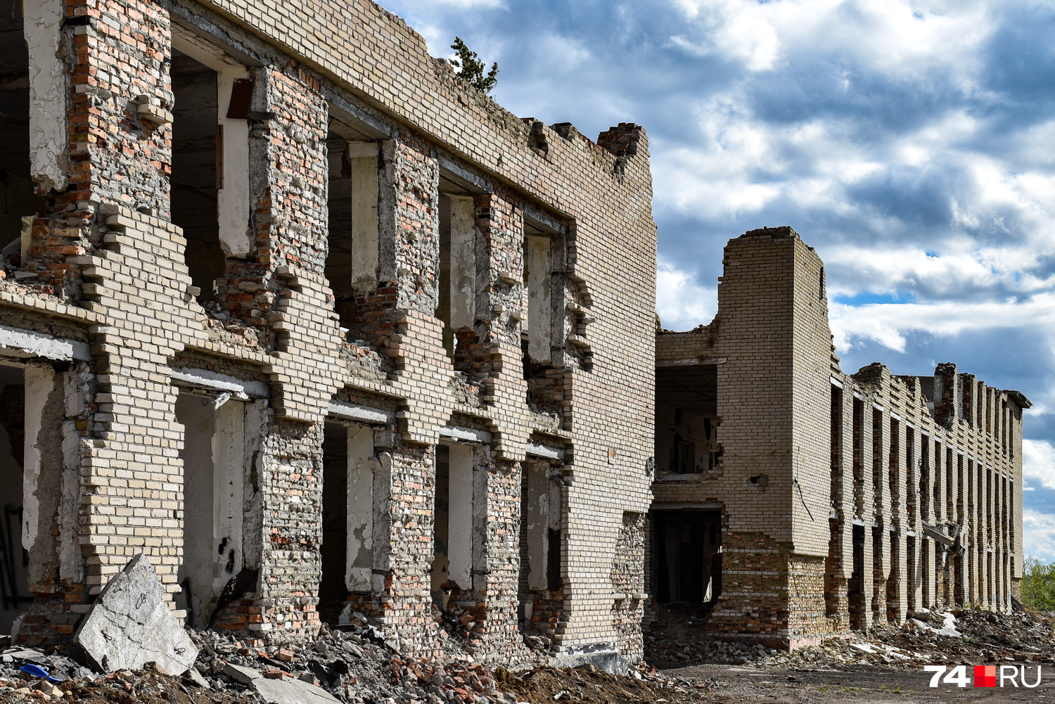 Разрушенное здание штаба дивизии около поселка Локомотивный