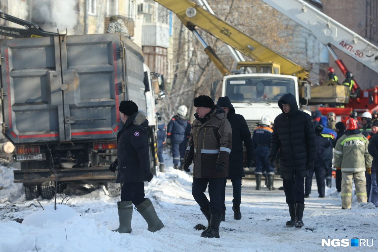 На место приехали специалисты мэрии На место приехали специалисты мэрии
