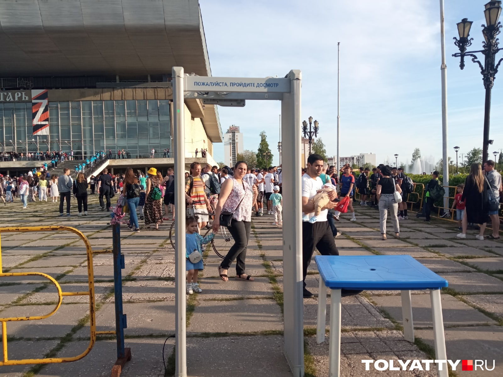 Люди входили на площадь к «Волгарю» через пост полиции с металлоискателем, полиция присматривала за порядком