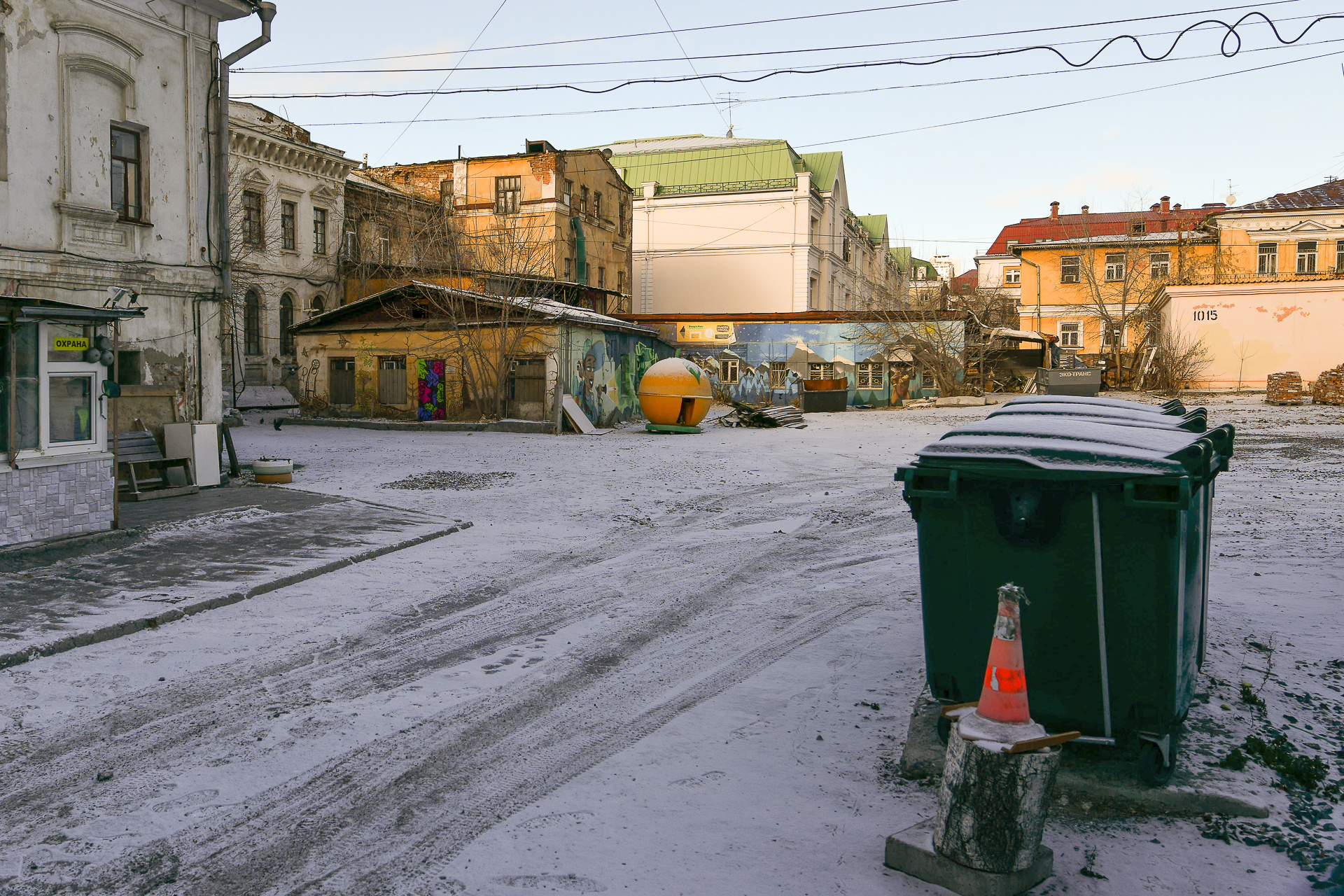 Внутренний двор золотосплавочной лаборатории Внутренний двор золотосплавочной лаборатории