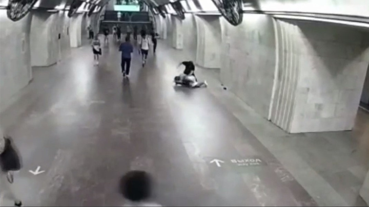 Мужчина избил иностранца на станции метро «Цветной бульвар» из-за его «нежелания общаться». Видео