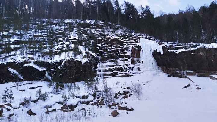 На красноярских «Столбах» начали заливать фотогеничный ледовый водопад
