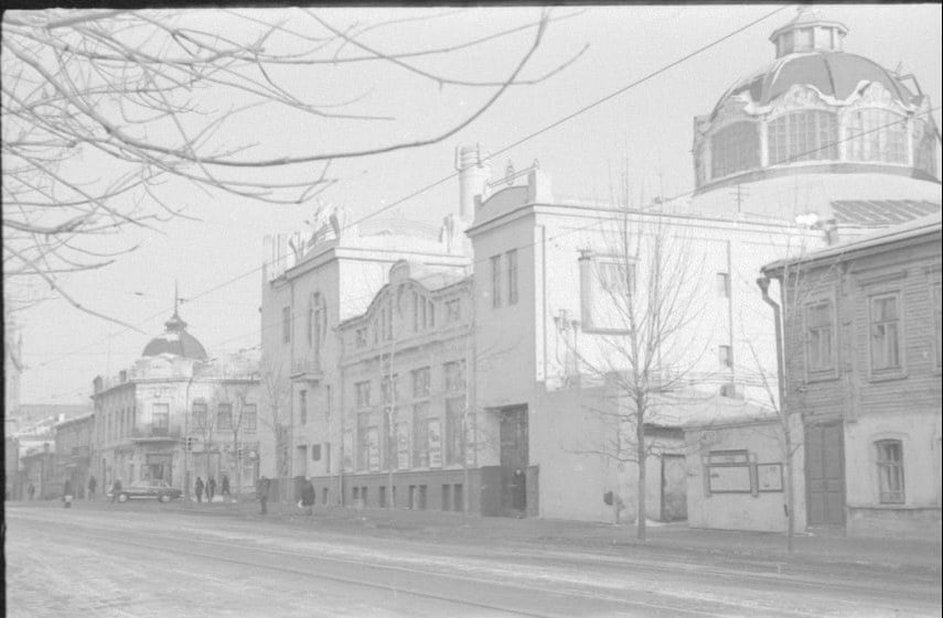 Здание государственной филармонии, 1966 год. До нашего времени дом, который находился раньше перед филармонией, не сохранился