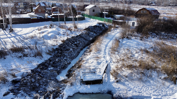 «Все дерьмо потечет сюда»: челябинцев обеспокоила траншея, прорытая от частного дома в Карпов пруд