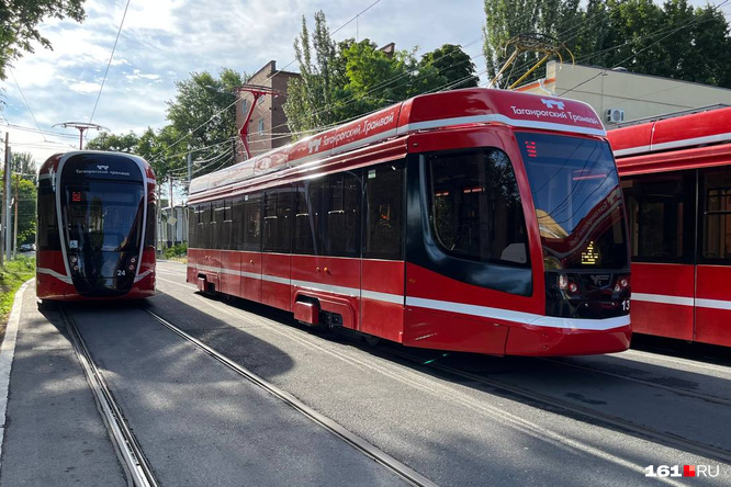Слева — новый трамвай, купленный по концессии в Таганроге