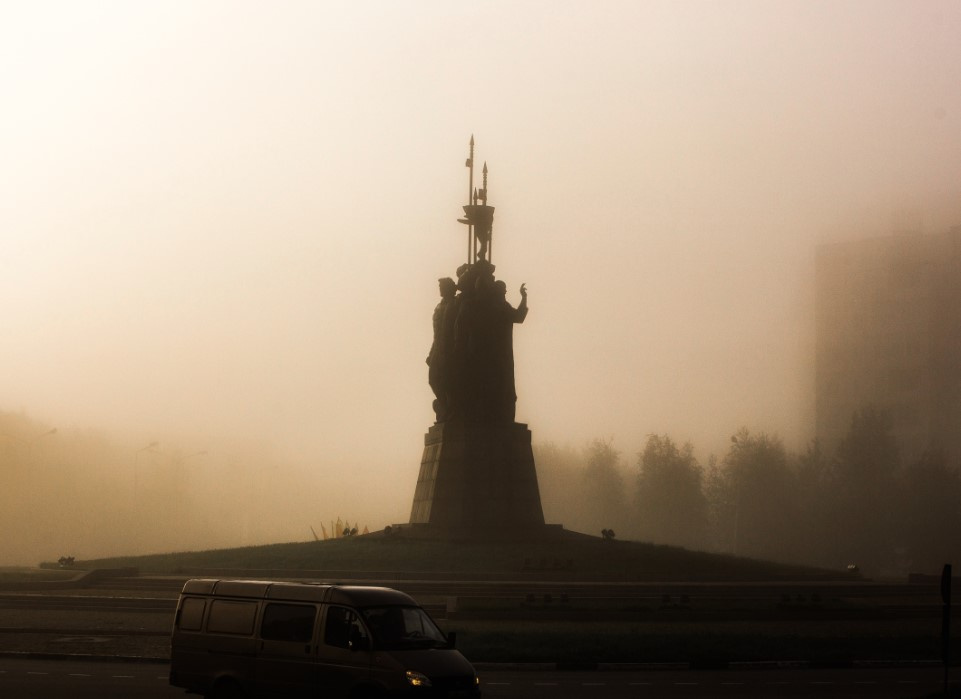 Так монумент выглядит в туман