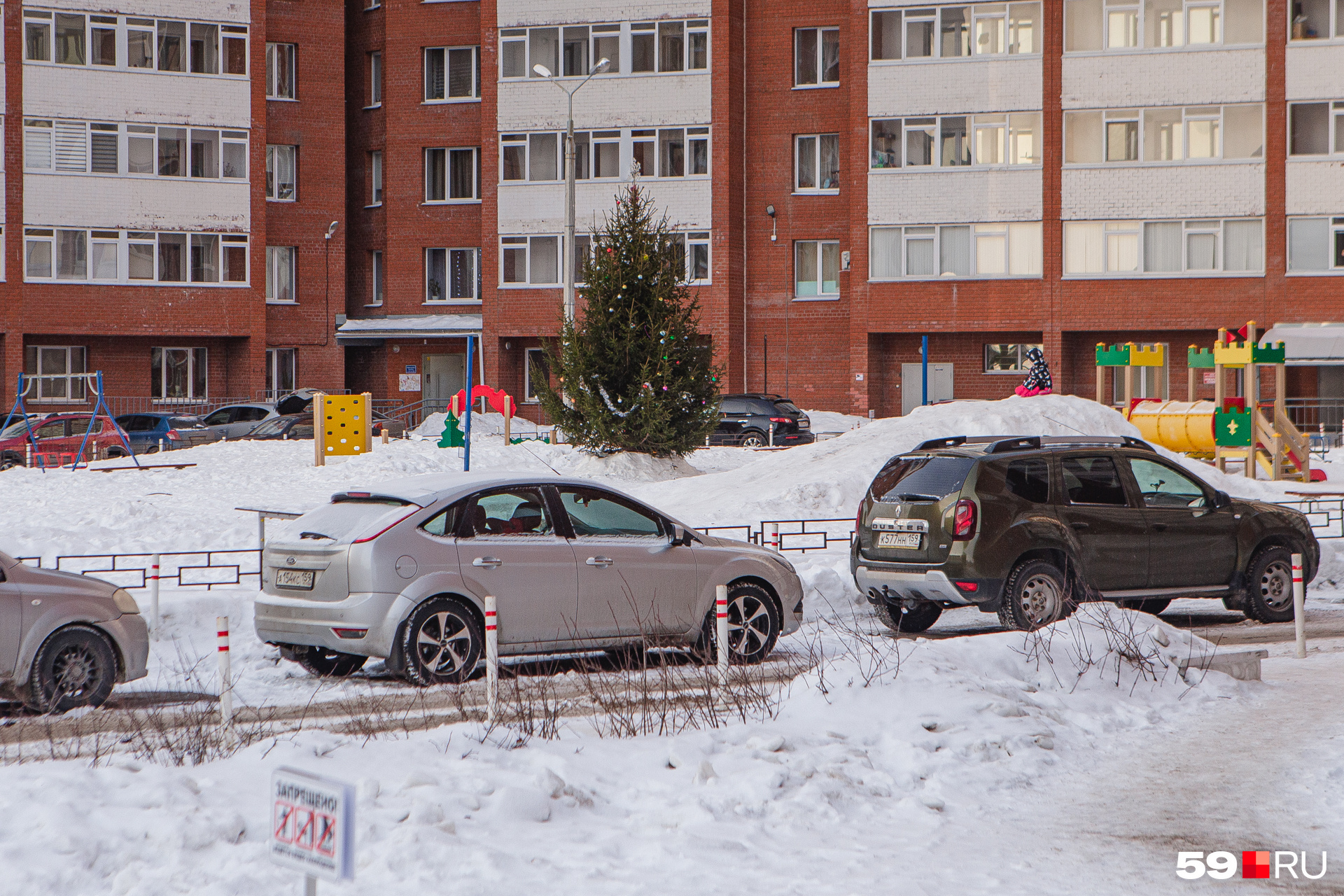 Автомобили паркуют во дворах (оставляя место для проезда) и перед домами Автомобили паркуют во дворах (оставляя место для проезда) и перед домами