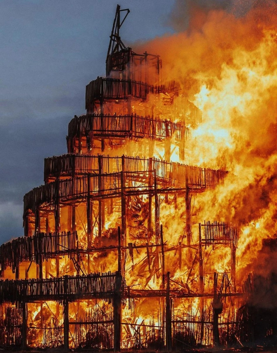 Символическое сожжение Вавилонской башни в арт-парке устроили на Масленицу