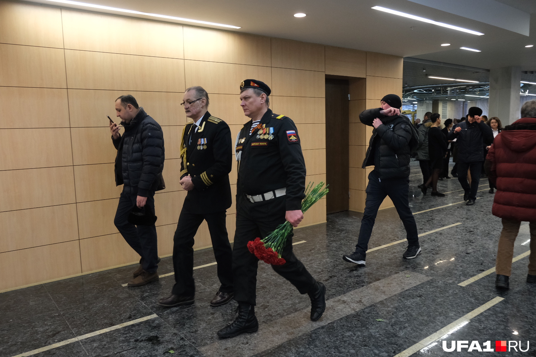 Поначалу в зал еще можно было свободно зайти — и не один раз