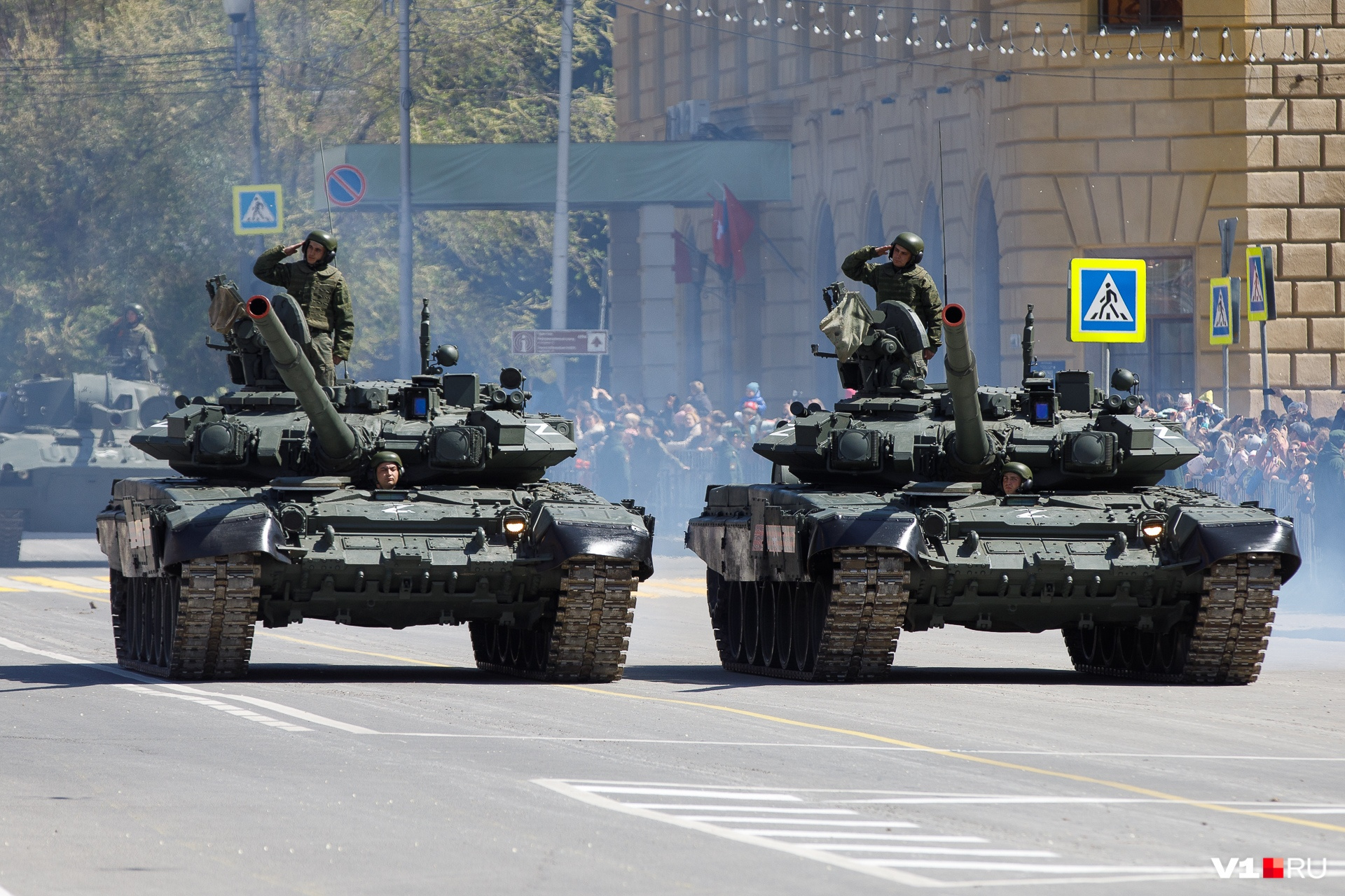 Танки Т-90 на генеральной репетиции парада Победы — 2022