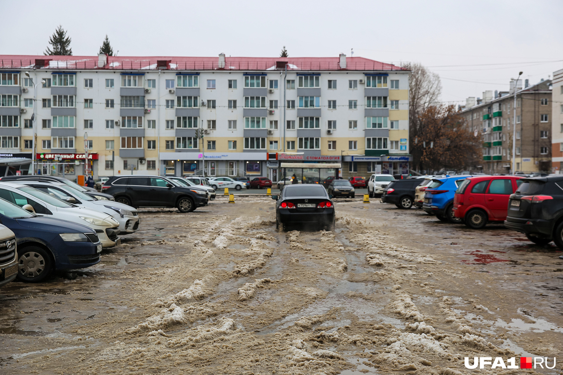 Парковка возле ТЦ в самом центре Уфы Парковка возле ТЦ в самом центре Уфы