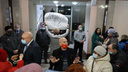 В соседней Челябинской области противники QR-кодов штурмовали Заксобрание и потребовали отставки спикера