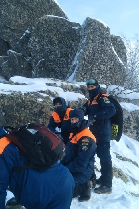 Там, где не проехать снегоходу, спасатели идут пешком