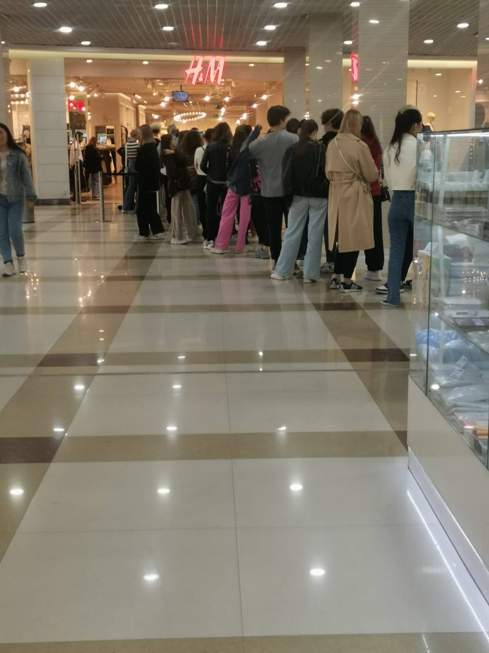 Вечером 24 августа люди были готовы стоять в очередях, чтобы попасть в открывшийся H&M