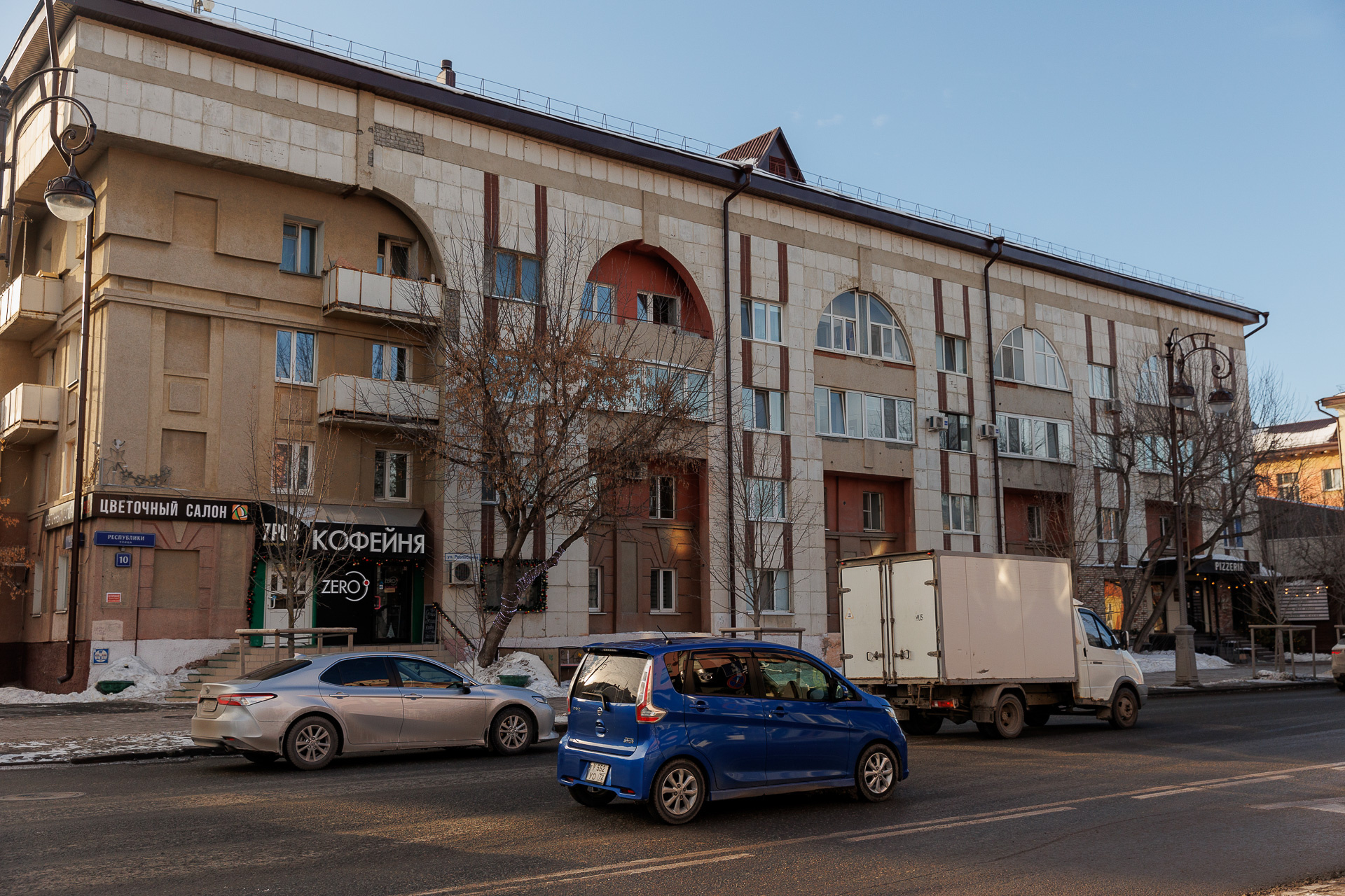 Между улицами Перекопской и Красина располагаются пятиэтажки необычной архитектуры.