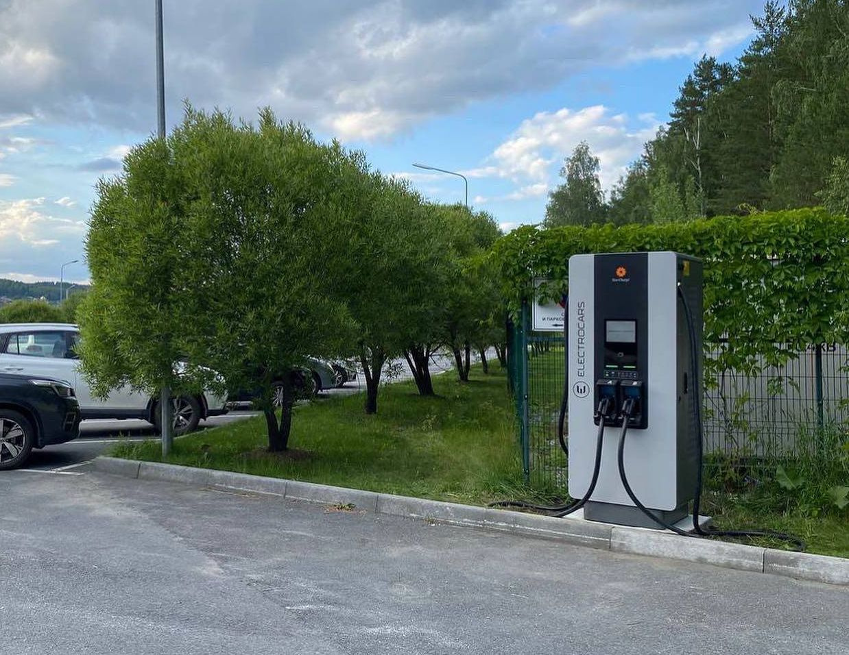 Электрозарядная станция компании Electrocars. На трассе ставятся ЭЗС мощностью <nobr class="_">150 кВт</nobr>, что позволяет пополнить батарею даже крупного электромобиля за полчаса-час, в городе их мощность поменьше — <nobr class="_">30–60 кВт</nobr> Электрозарядная станция компании Electrocars. На трассе ставятся ЭЗС мощностью <nobr class="_">150 кВт</nobr>, что позволяет пополнить батарею даже крупного электромобиля за полчаса-час, в городе их мощность поменьше — <nobr class="_">30–60 кВт</nobr>