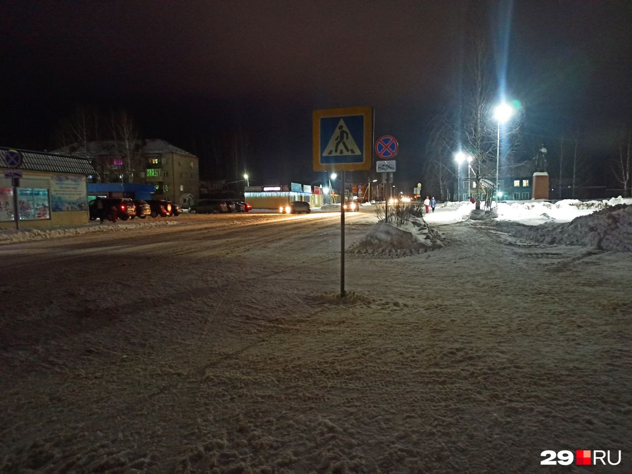 Это центральная площадь. Видно, что машина была только что Это центральная площадь. Видно, что машина была только что