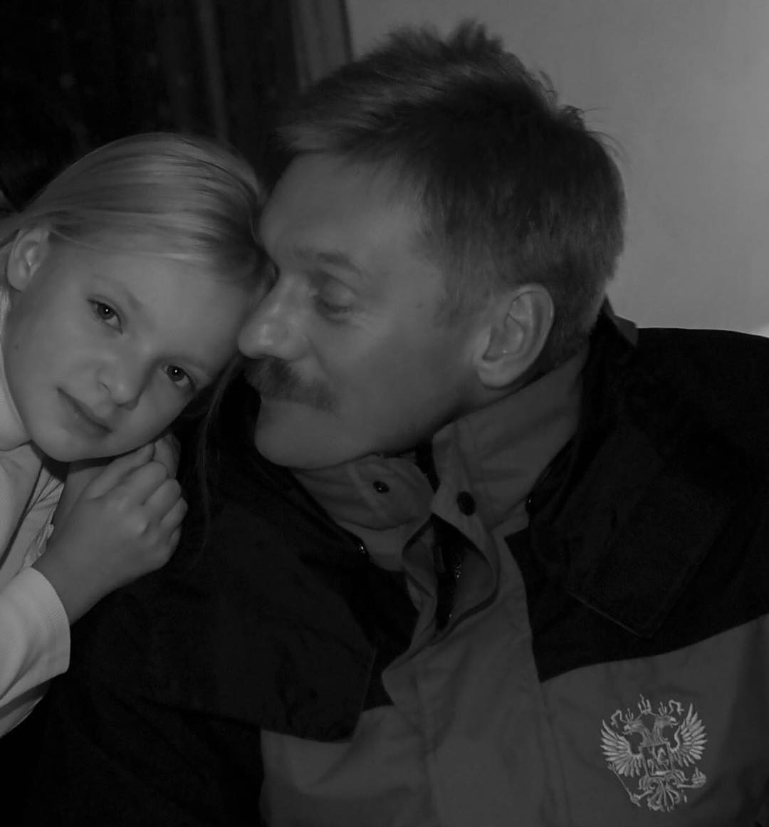 Сейчас у Елизаветы дружеские отношения с отцом и его новой семьей Сейчас у Елизаветы дружеские отношения с отцом и его новой семьей