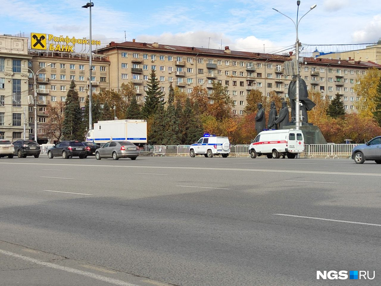 Автозак пригнали на площадь Ленина и выставили ограждения в Новосибирске