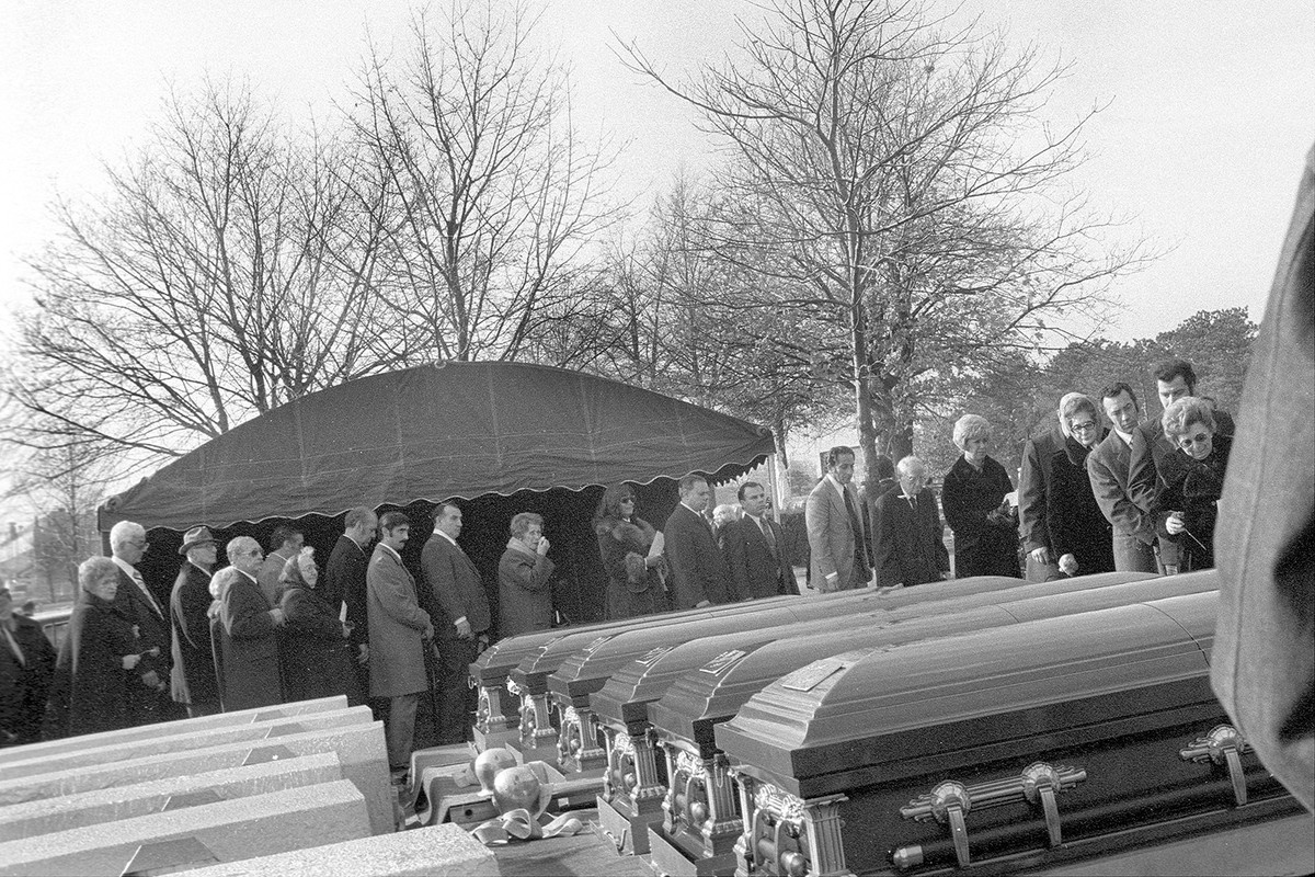 Похороны семьи Дефео