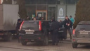 Полицейские в Ростове остановили автомобиль стрелка, сам он скрылся. Видео