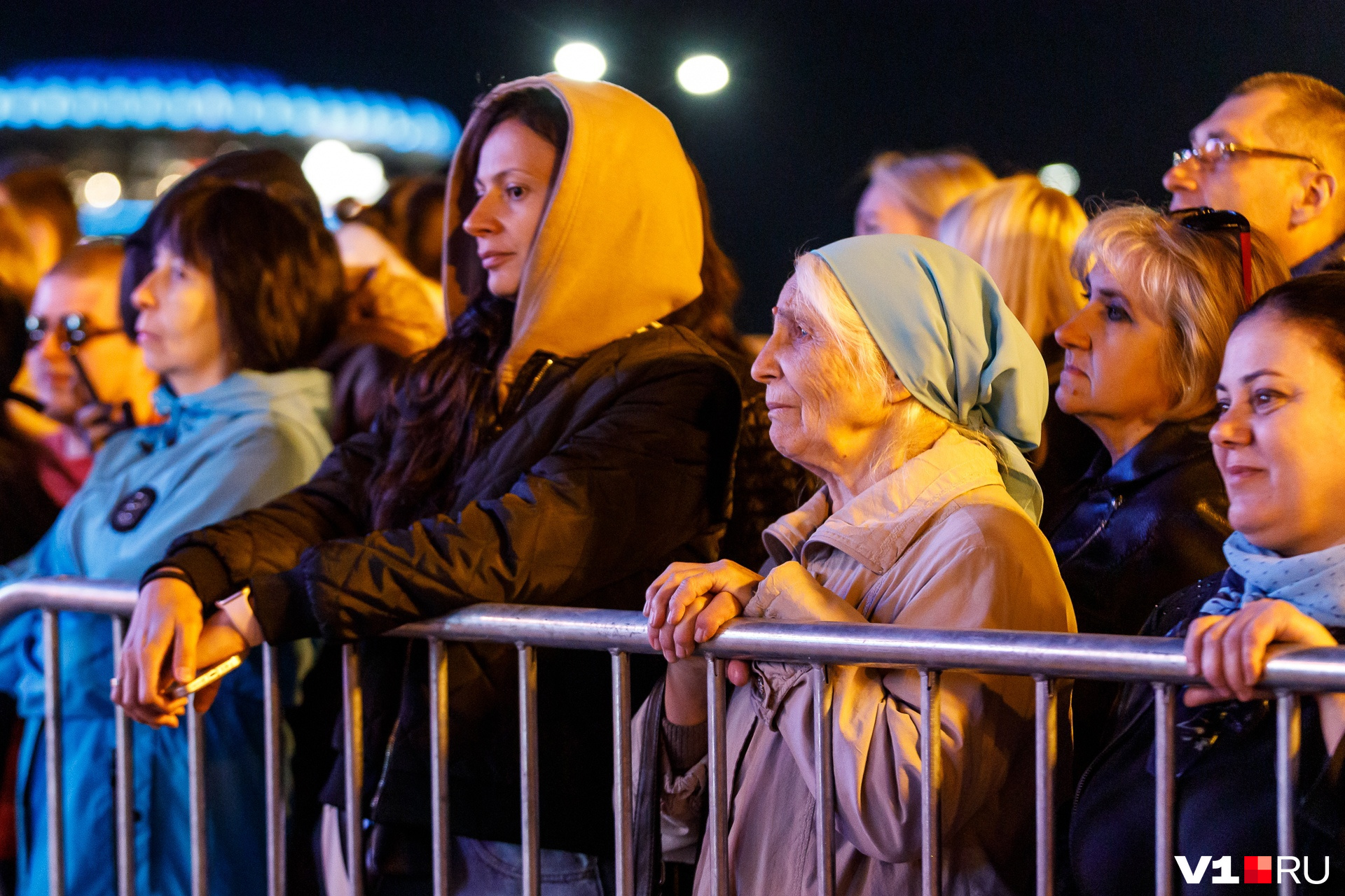 Концертный зал квн. Выступление собрала. Выступление собрала. Баста лужники 2022. Яркий хор.