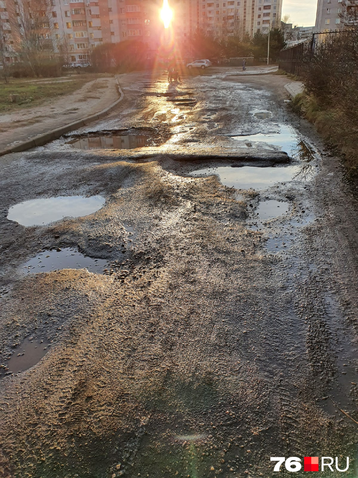 Кратеры на дороге — нормальное явления для здешних мест Кратеры на дороге — нормальное явления для здешних мест