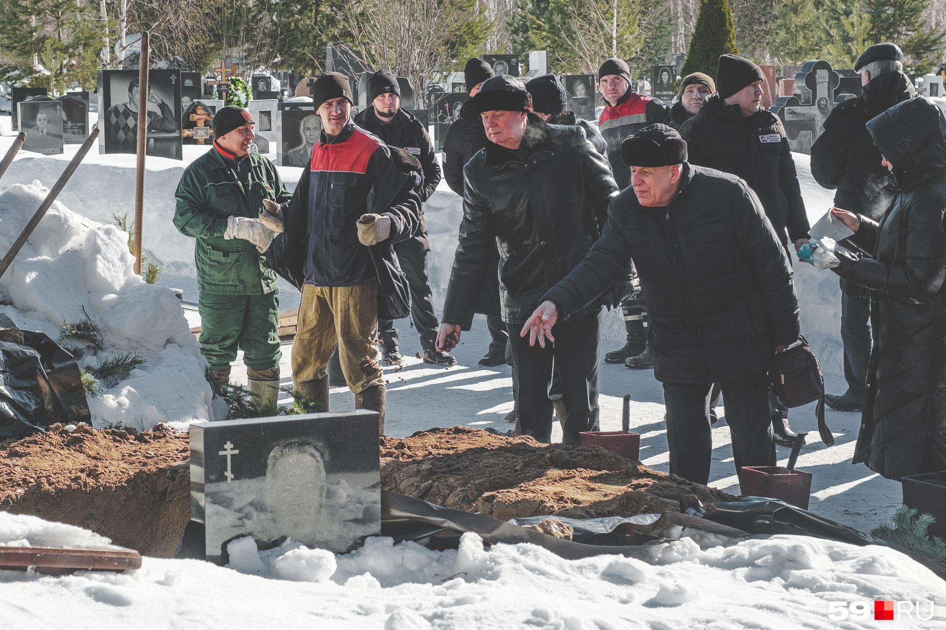 Кидать землю в могилу