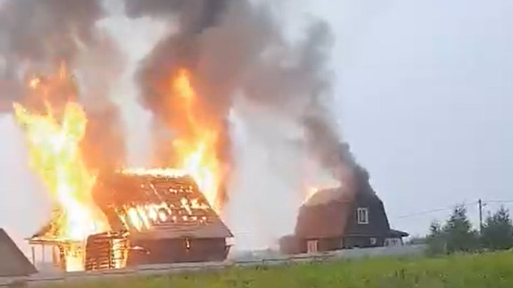 Два дома загорелись под Кстово. Предположительно, из-за попадания молнии