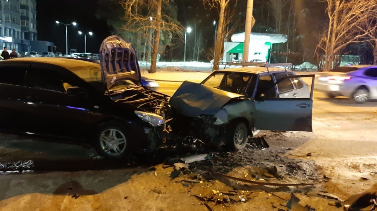 В Екатеринбурге лоб в лоб столкнулись «четырнадцатая» и Toyota