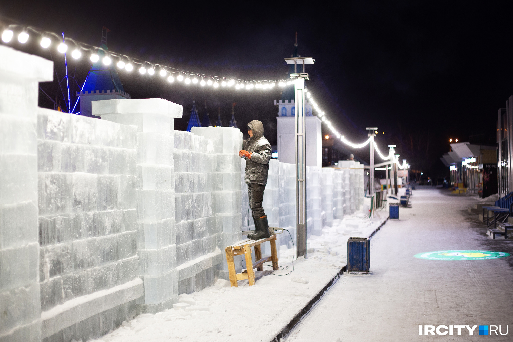 Ледовый городок делают в микрорайоне Солнечном Ледовый городок делают в микрорайоне Солнечном