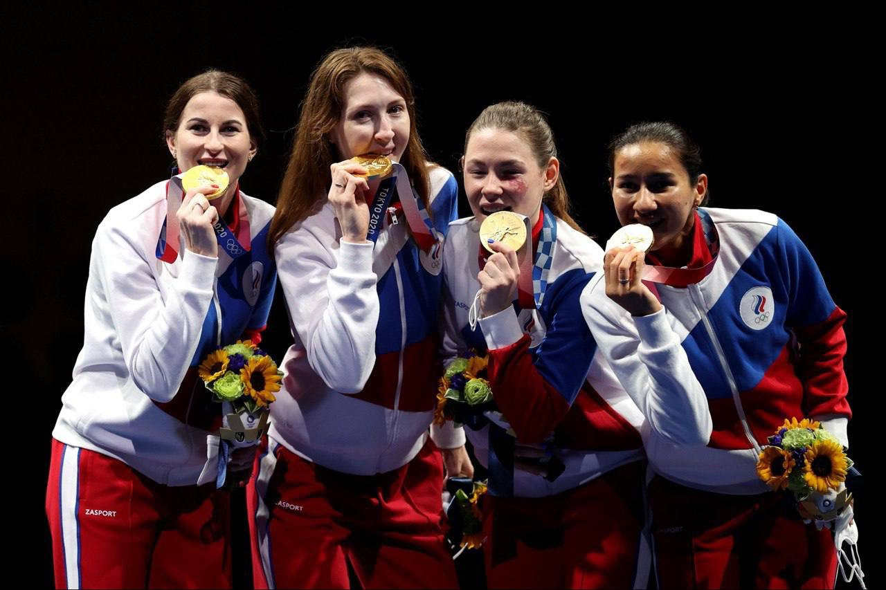 Сборная России по фехтованию на Олимпиаде-2021 в Токио в форме от Zasport (справа — спортсменка из Башкирии Аделина Загидуллина)