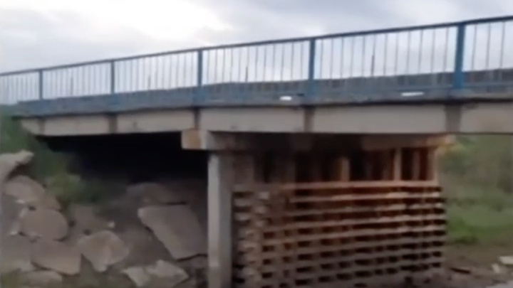 Оперштаб Кубани прокомментировал ситуацию с перекрытым аварийным мостом через реку Аушедз
