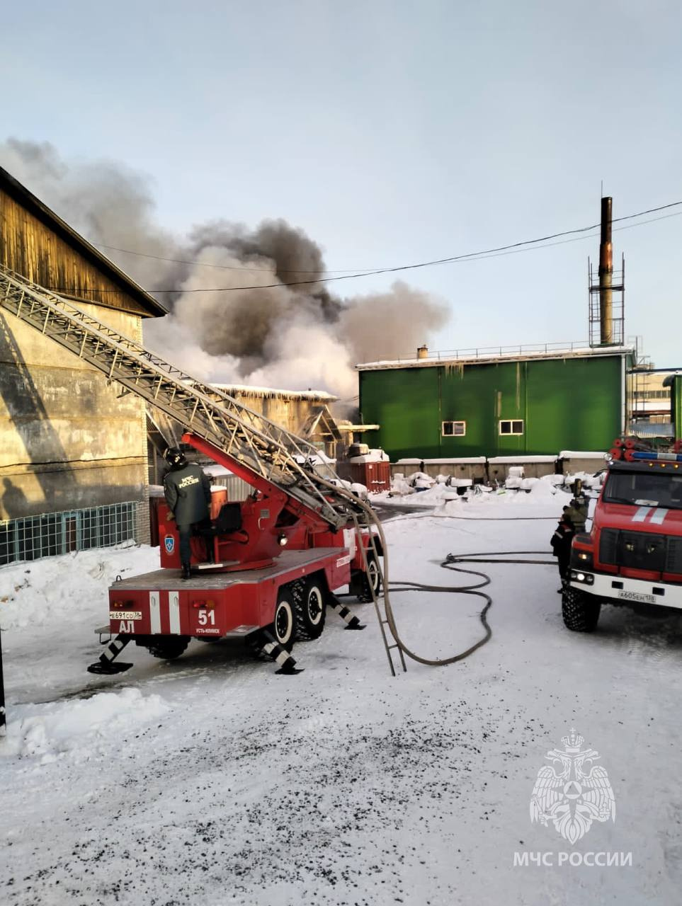 Пожарные потушили горевшее лесоперерабатывающее предприятие в Усть-Илимске
